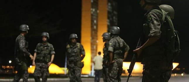 Reunião na surdina com a presença do Alto Comando do Exército traz o risco da radicalização