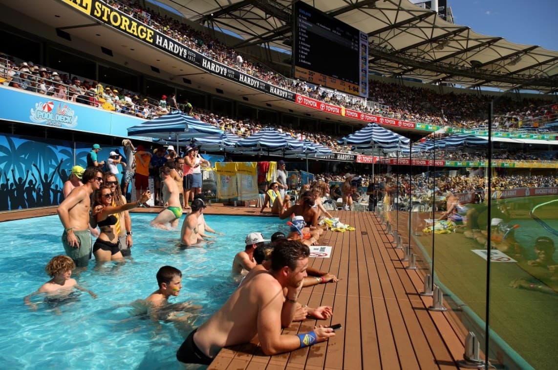 Estádio australiano constrói piscina no meio de arquibancada
