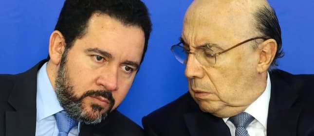 Governo anuncia adiamento de reajustes a servidores de 2018 para 2019