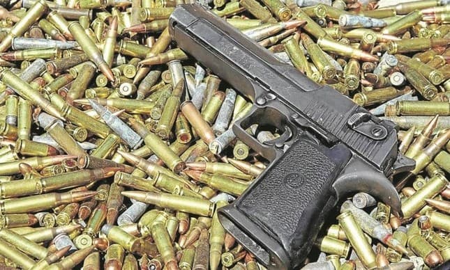 Sem passar pelo Congresso, governo edita normas que facilita armas na mão da população