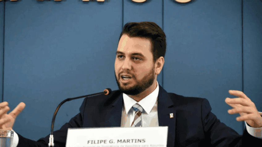Moraes barra slides que defesa de Felipe Martins pretendia exibir em julgamento sobre tentativa de golpe