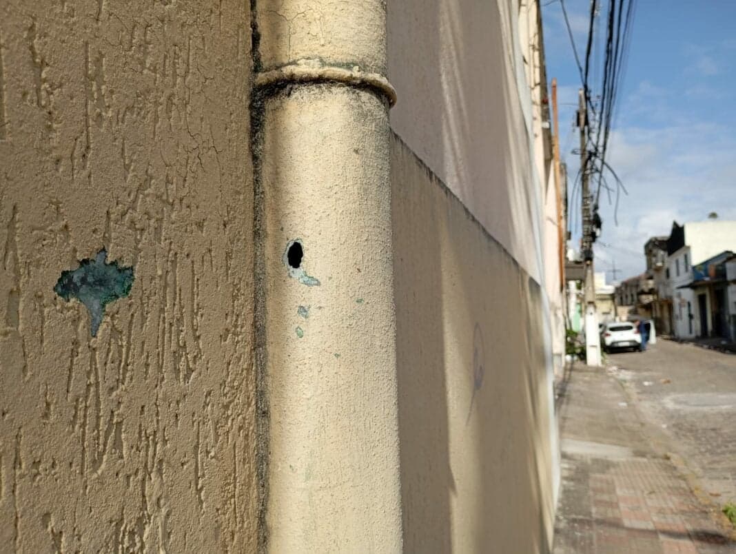 Tentativa de fuga de detento que estava no ITEP para fazer exame de corpo de delito termina em tiroteio na Ribeira