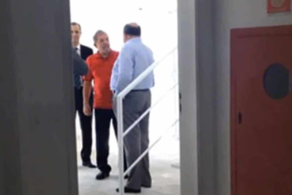 VÍDEO: Lula diz que nunca esteve no triplex do Guarujá, mas já foi fotografado no local