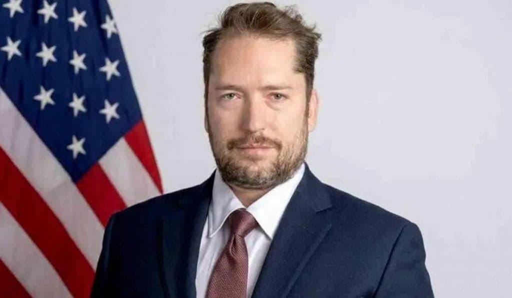 Governo Lula revoga visto de assessor do governo Trump que pretendia visitar Bolsonaro na cadeia