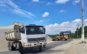 Prefeitura de Extremoz remove areia acumulada na pista da RN-305, no acesso a Pitangui