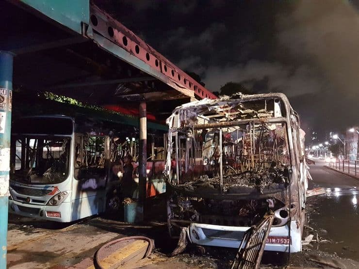 Sete ônibus são incendiados em Fortaleza na noite deste sábado